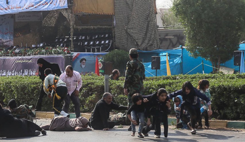 شاهد بالصور..الارهابيون المعتدون علی العرض العسكري في اهواز 