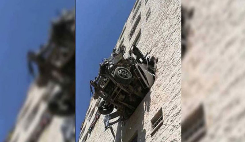 حادث سير غريب!.. شاحنة علقت في النافذة!
