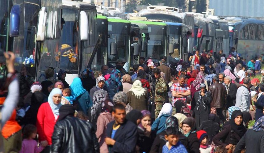 هزاران شهروند سوری از مناطق تروریست ها خارج شدند
