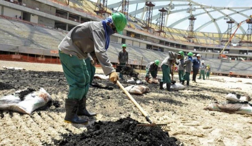قطر تنفي اتهامات حقوقية بمنع رواتب عمال أجانب