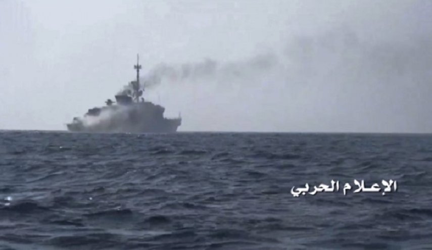 استهداف مجموعة زوارق عسكرية لتحالف العدوان السعودي