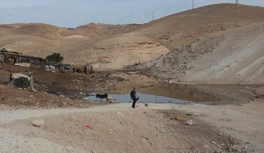 الاحتلال يغرق محيط قرية الخان الأحمر 
