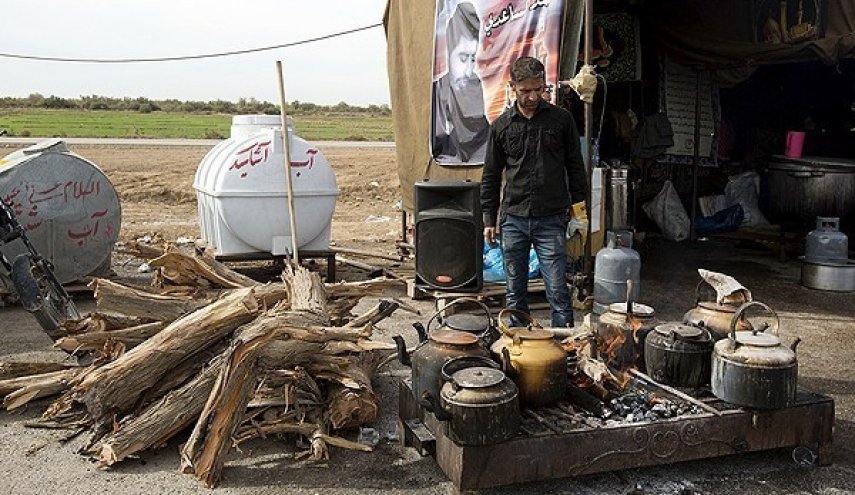 400 موكب في معبر شلمجه يقدم الخدمات لزوار الاربعين