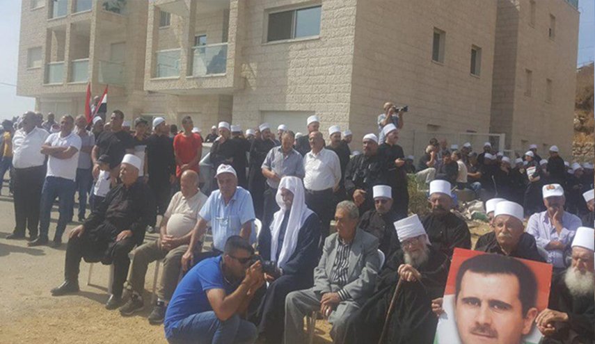 شاهد..رفع صور الرئيس الاسد وعلم سوريا في الجولان 