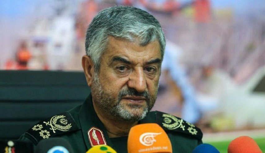 قائد حرس الثورة الاسلامية يعزي بوفاة والدة عماد مغنية