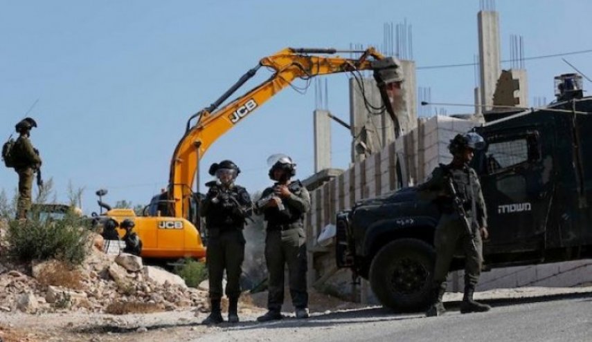 الاحتلال يخطر فلسطينيين بهدم مساكنهم بالضفة