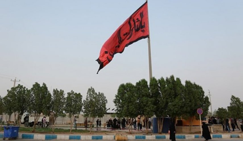 شاهد: نصب اكبر راية لاربعينية الامام الحسين (ع) في شلمجة