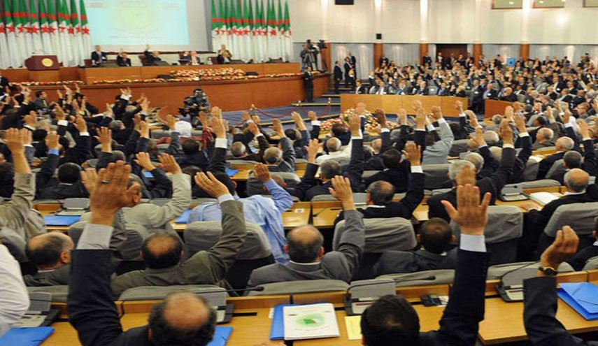 نواب بالجزائر يغلقون مبنى البرلمان.. والسبب؟!