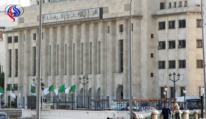 بعد رفع التجميد عن برلمان الجزائر.. فهل تنتهي الازمة؟