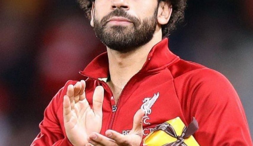 معجبة تفاجئ محمد صلاح بعد المباراة ... كيف كانت ردة فعله؟
