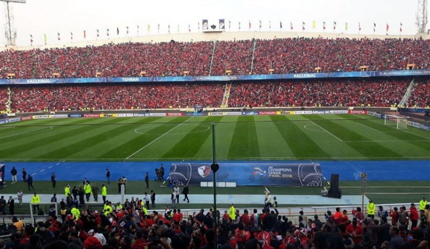 سگ‌های بمب‌یاب در جایگاه VVIP پیش از حضور رئیس فیفا + عکس