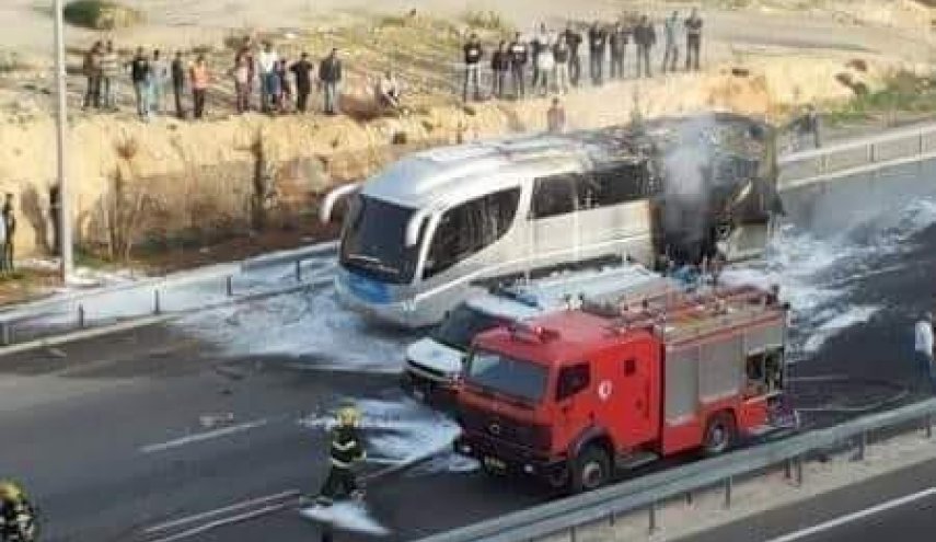 شاهد الحافلة المشتعلة التي استهدفتها المقاومة الفلسطينية