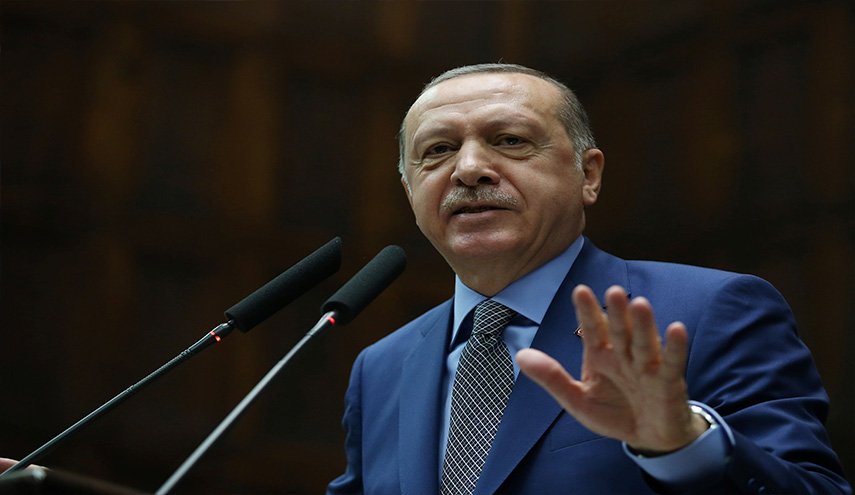 أردوغان هاجم المعحب وممثل مخابرات الرياض صُعِق!