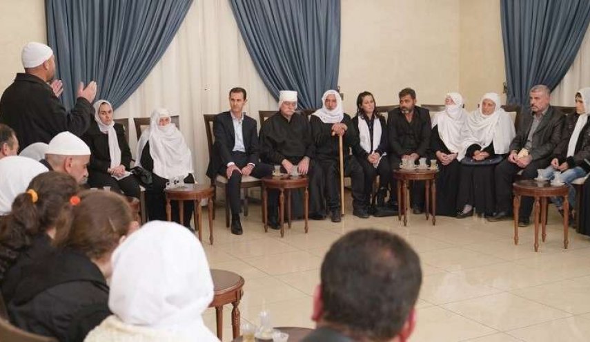الأسد يستقبل مخطوفي السويداء المحررين
