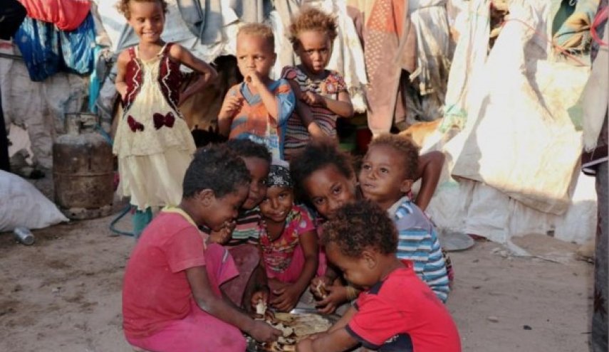 يمني ينعي رضيعته التي راحت فريسة للجوع