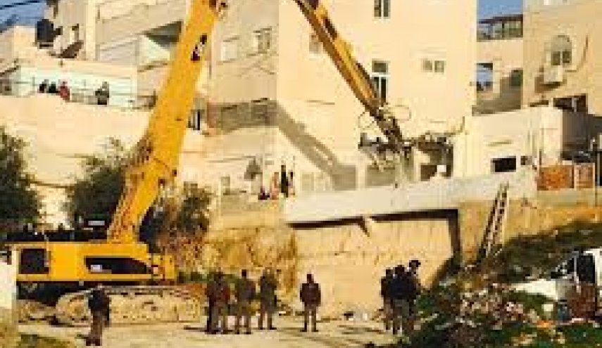 بالصورة.. جرفات الاحتلال تهدم منازل بمخيم شعفاط في القدس