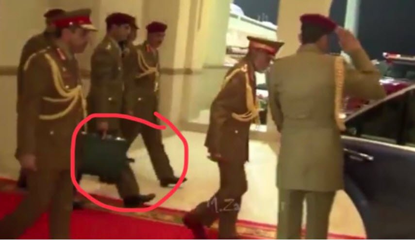 حقيبة في يد مرافق السلطان قابوس تثير فضول! ما هي القصة؟