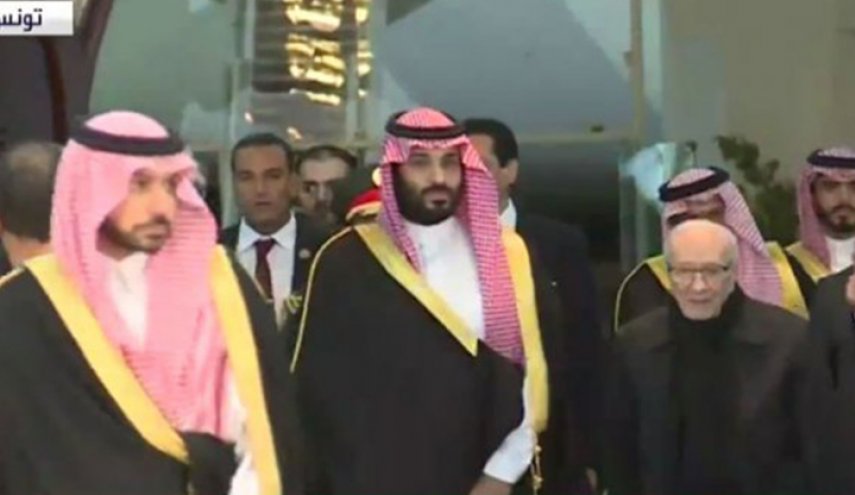 ولي العهد السعودي يصل تونس وقايد السبسي في استقباله