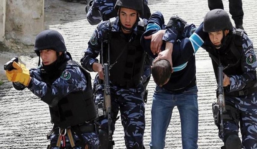 السلطة تعتقل أسيرًا محررًا بعد احتجاز والده بالخليل