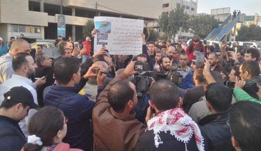 الأردن.. ناشطون يعتصمون قرب الدوار الرابع بـ