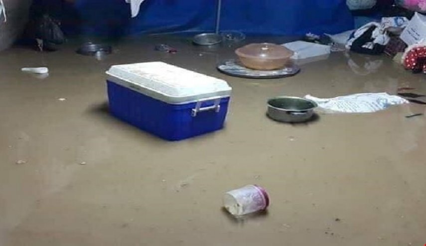بالصور.. الأمطار تغرق مخيم حمام العليل للنازحين في الموصل
