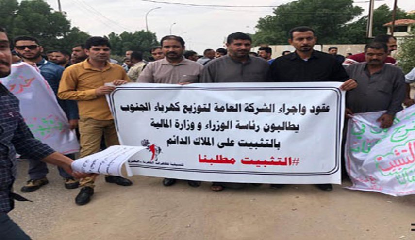 عاملون بالكهرباء يتظاهرون قرب مكتب البرلمان في البصرة 