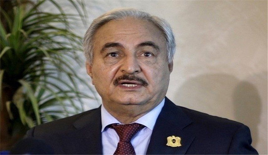 خليفة حفتر يلتقي مسؤولين مصريين في القاهرة