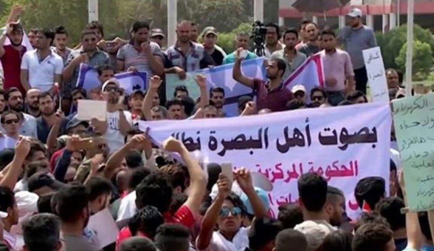 القوات الأمنية تفرق محتجين قرب دار رئيس مجلس المحافظة البصرة 