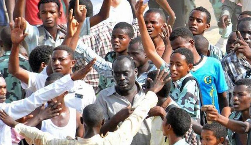 السودان .. الطلاب يتظاهرون احتجاجا على الغلاء
