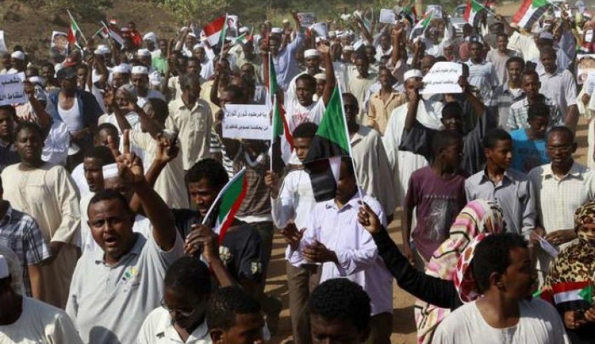 السودان..احتجاجات عنيفة على رفع الأسعار واحراق مقر الحزب الحاكم 