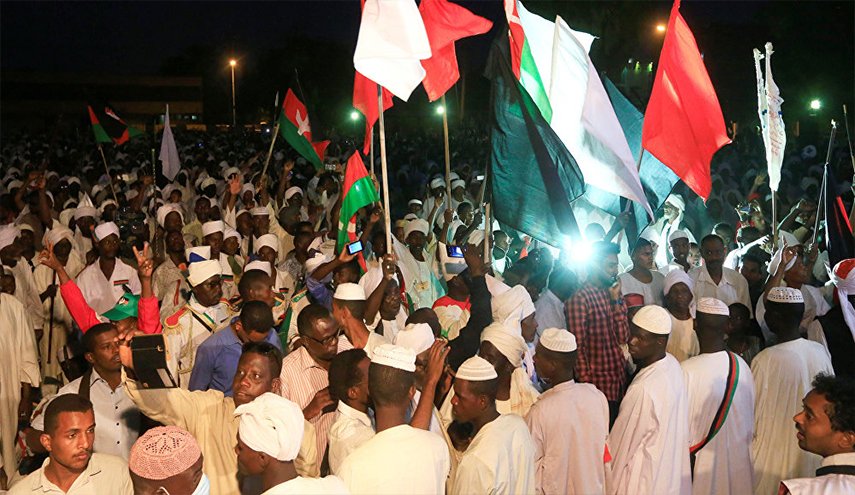 السودان تنتفض.. إليكم التفاصيل وهذه أبرز السيناريوهات المتوقعة