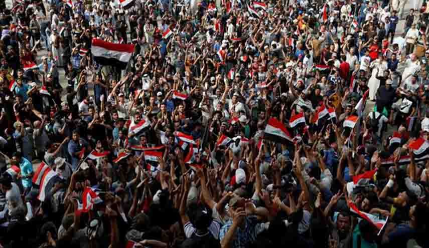 العشرات يتظاهرون في ساحة التحرير وسط بغداد