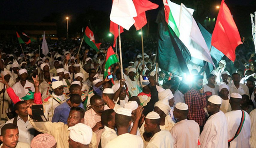 الشرطة السودانية تفرق محتجين بالغاز المسيل للدموع

