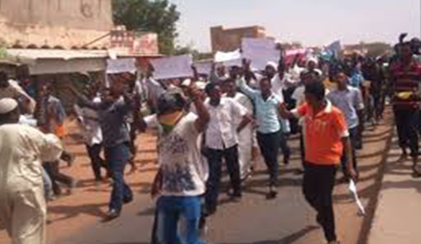 هدوء حذر في السودان والبشير يتهم الدول الكبرى بابتزاز بلاده