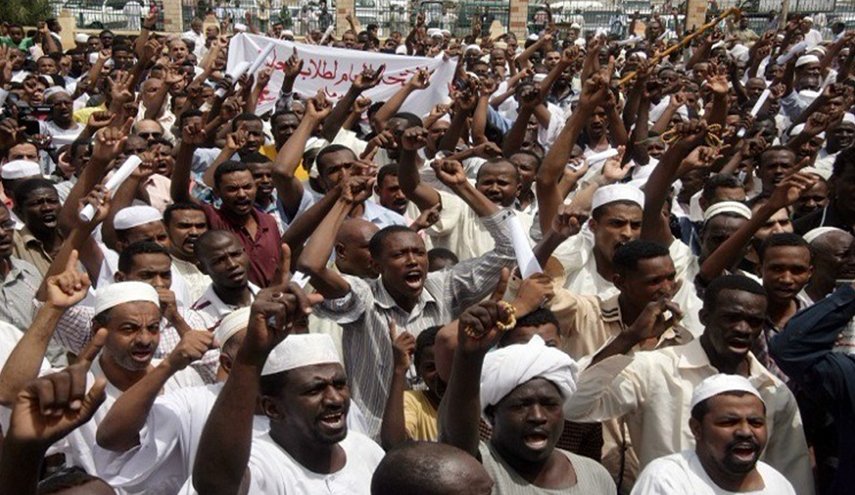 إغلاق عدد من المصارف الكبرى وسط الخرطوم بالسودان