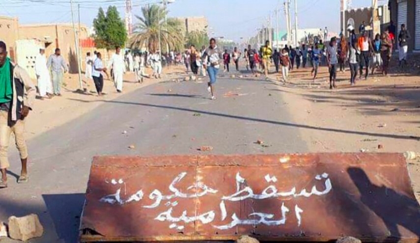 الشرطة السودانية تفرق تظاهرة تطالب باستقالة البشير
