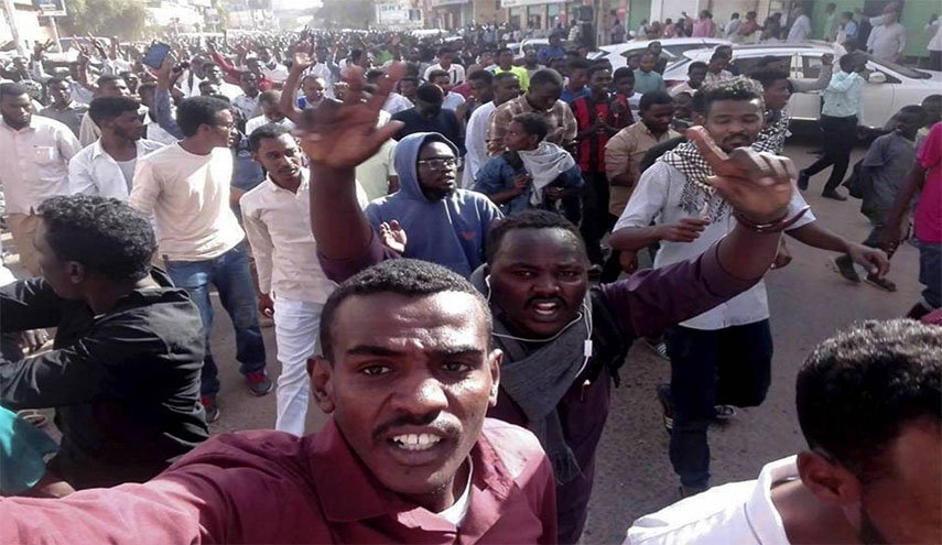 موكب احتجاجي بالسودان لتسليم مذكرة للبرلمان بتنحي البشير