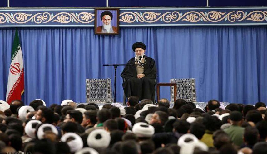 قائد الثورة: بعض القادة الاميركيين يتظاهرون بالجنون