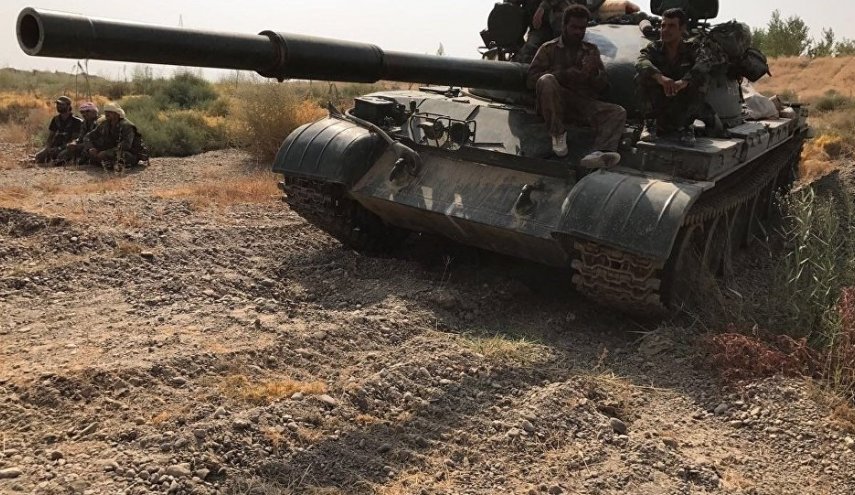 بالصور.. دبابة غير عادية يتجول بها الجيش السوري