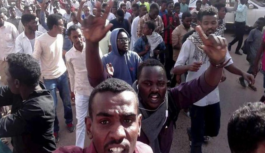 قيادي بالحزب الحاكم في السودان يهدد بـ