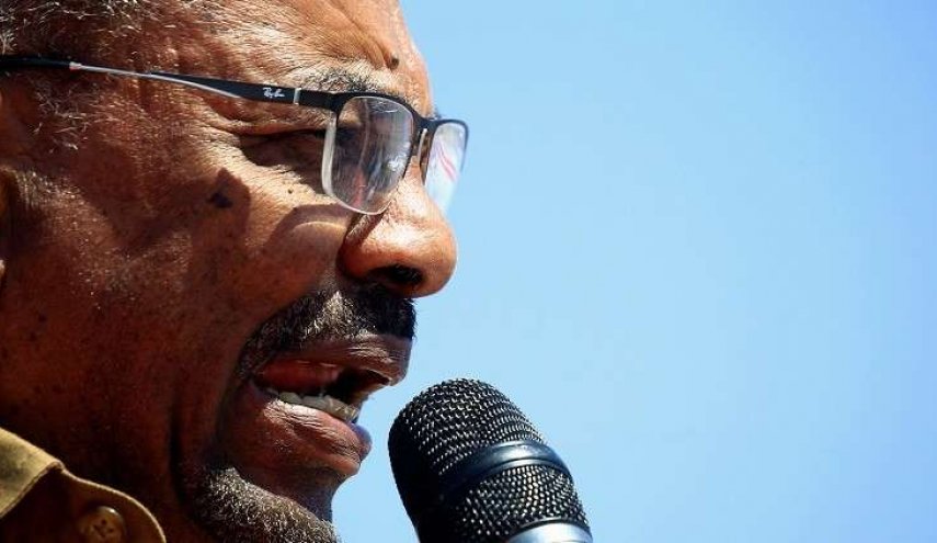 الرئيس السوداني يتعهد بتوفير الوقود بدعم من الإمارات