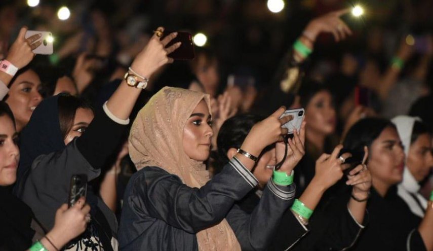 نوادي ليلية وخمور وحفلات غنائية..لماذا تهرب السعوديات من 