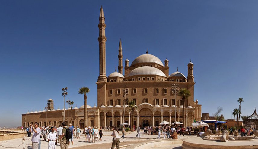 بالصورة.. وزير صهيوني يتجول في مسجد اثري في مصر!