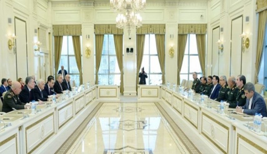 اللواء باقري: عازمون على تعزيز العلاقات العسكرية مع جمهوریة اذربيجان