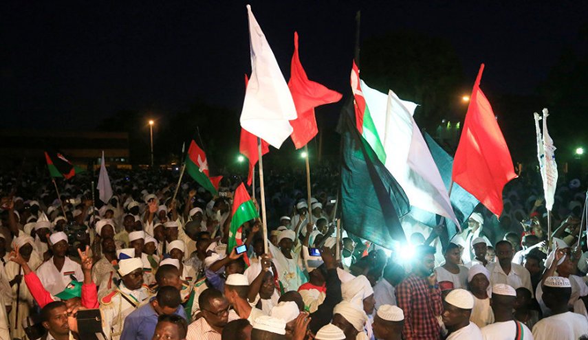 الشارع السوداني يشتعل وفض اعتصام رويال كير بالقوة