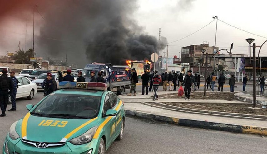 بالصور..متظاهرون في البصرة يحرقون كرفانا للشرطة

