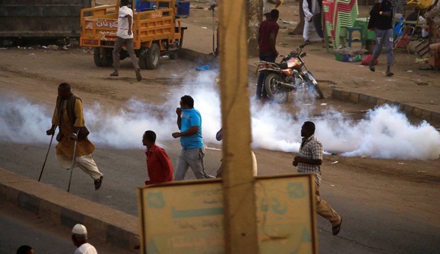 الشرطة السودانية تفرق المحتجين بقنابل الغاز