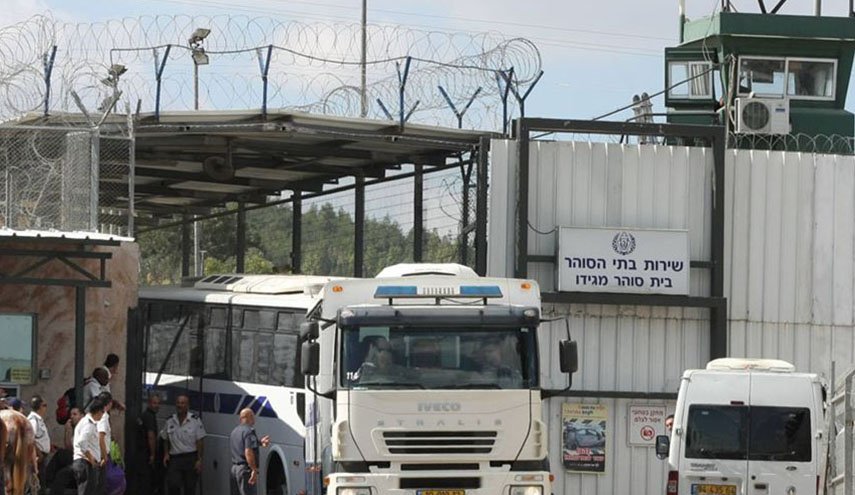 الأمن الإسرائيلي يعتدي على أسرى فلسطينيين في عوفر