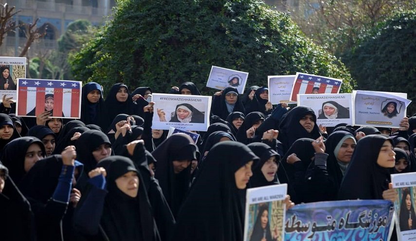 تجمع لطالبات الحوزة العلمية يندد باعتقال مرضية هاشمي+صور