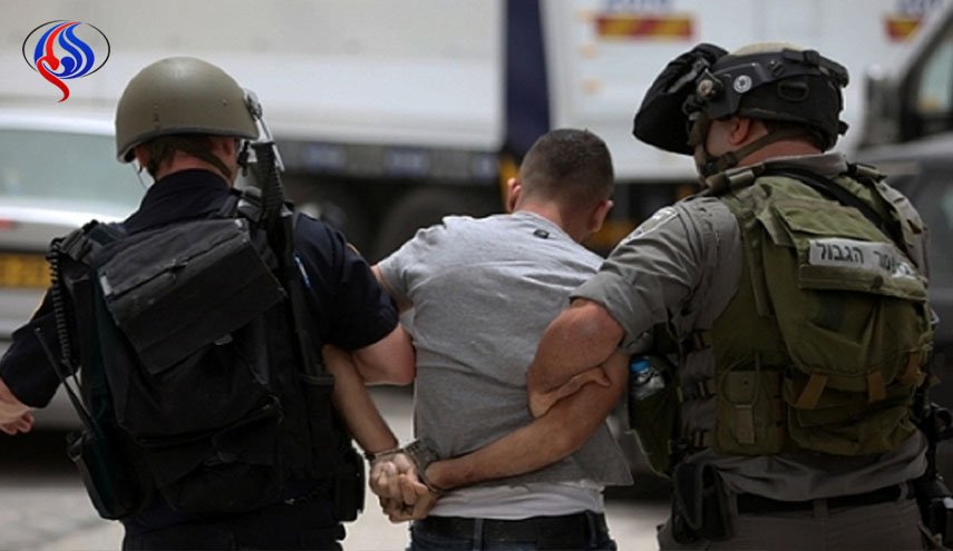 الاحتلال يعتقل 18 فلسطينيا في الضفة ويستولي على مركبة جنوب الخليل
